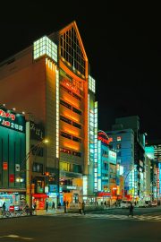 日本动漫新番封面，少年主角在城市夜景前振臂，热血风格